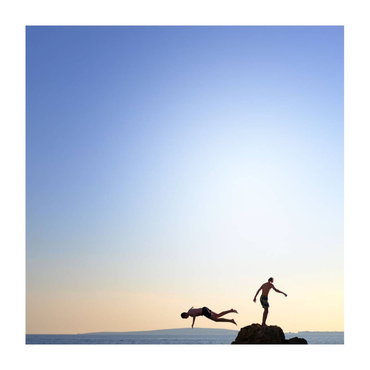 Kouzlo minimalistické fotografie je v tom, že na první pohled toho zobrazuje málo, ale zároveň dokáže říct velice mnoho. Přesně takové jsou snímky, které nyní vystavuje český fotograf Oto Sládek v Bratislavě na výstavě Jeden... nádech. Jejich kouzlo ještě zvýrazňují krátké poetické texty, které každý fotografický obraz doprovázejí. Je to tak i v případě této fotografie: ... výzva ... je volný let ... a krev spojuje ... a touhy zapadají se sluncem ... / Palma de Mallorca (2019)