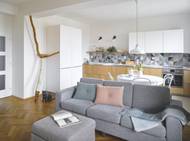 Ve zbrusu novém bytě se našlo místo i pro kočičí strom.