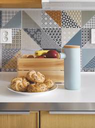 Staré časy evokují svým retro nádechem obklady v kuchyni.