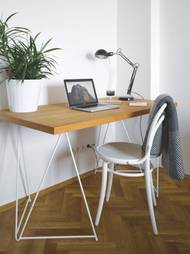 K bílé a přírodním materiálům postačí pár výrazných doplňků a světel, které prostoru dodají energii a osobnost.