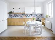 Litá podlaha umožňuje hladký přechod k parketám v obývací části.