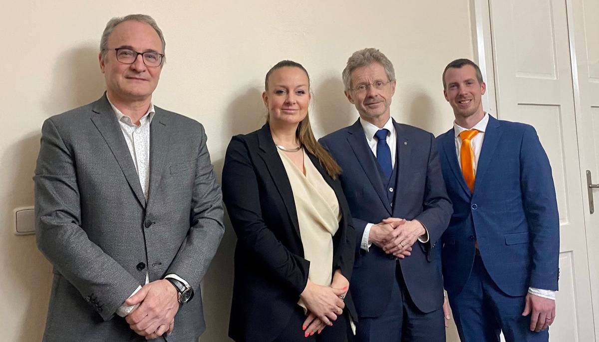 Předseda Senátu Parlamentu ČR Miloš Vystrčil zavítal v rámci své jednodenní návštěvy Zlínského kraje na zlínskou radnici, kde se setkal s primátorem Jiřím Korcem, náměstkyní primátora pro oblast školství a kultury Martinou Hladíkovou, náměstkem primátora pro oblast ekonomiky Miroslavem Chalánkem a tajemníkem magistrátu Tomášem Langem.