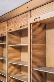 "Zikmund si také přál, aby měl v knihovně variabilní systém bez skel, který by mu dal možnost vytvořit polici pro libovolný formát knihy. Ve všech skříních a knihovnách v domě jsou proto takzvané zubatky z vlnových březových dýh, do nichž šlo zasouvat police ve vzdálenostech po dvanácti milimetrech," vysvětluje Zlínský architektonický manuál.