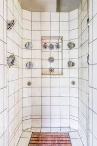 Samotná sprcha měla bílé obklady, pravděpodobně od firmy Rako, které byly typické pro 50. léta minulého století.