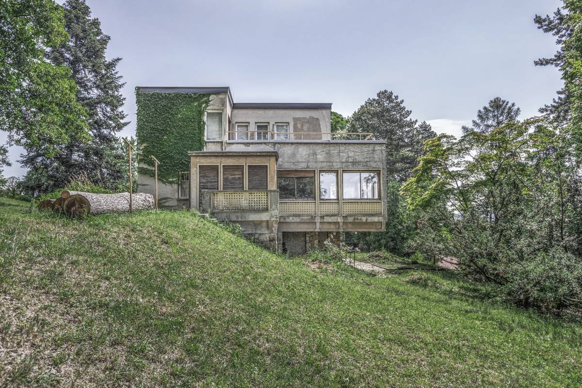 Ve vile na Nivách ve Zlíně strávil cestovatel a spisovatel Miroslav Zikmund 70 let. Vybavil si ji nábytkem na míru a zaplnil suvenýry z celého světa. Jeho nejoblíbenějším místem byla pracovna s velkou knihovnou, která dodnes čítá tři tisíce publikací, map, slovníků a encyklopedií. To všechno teď spadá pod fond založený Čestmírem Vančurou, který dům o nedělích otevírá veřejnosti.