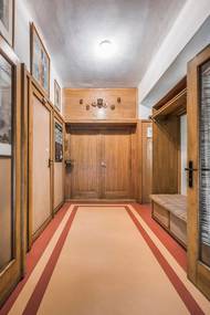 Uvnitř vily je dnes vše tak, jak to měl Miroslav Zikmund rád. Dochoval se i původním mobiliář z 50. let minulého století - včetně dřevěných vestaveb od designéra Miroslava Navrátila. Posláním nadace, která dům převzala po Zikmundově smrti v roce 2021, je postupná rekonstrukce domu, šíření odkazu majitele, správa jeho knižního fondu a zpřístupnění vily veřejnosti.