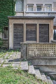 "Vila tehdy vypadala jinak než dnes. Stavěla se ve funkcionalistickém duchu. Byla to jednoduchá, čistá stavba, na Zlín netradičně omítnuta břizolitovou omítkou. Výrazným prvkem byla sytě červená okna," říká Výlupková.