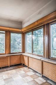 Jak popisuje Zlínský architektonický manuál, designér Miroslav Navrátil v domě zúročil své zkušenosti s výrobou lodí a saní z ohýbaného dřeva.