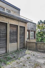 Zikmund si vilu nechal předělat architektem Zdeňkem Plesníkem, který dům rozšířil a otevřel více do zahrady. "Díky úzké spolupráci architekta s novým majitelem vznikl silně individualizovaný prostor. Společně nechali rozšířit původní arkýř a přistavět jídelní kout se vstupem na venkovní terasu. Z té doby jsou i prefabrikované betonové panely po obvodu arkýře a terasy," dodává ředitelka vily.