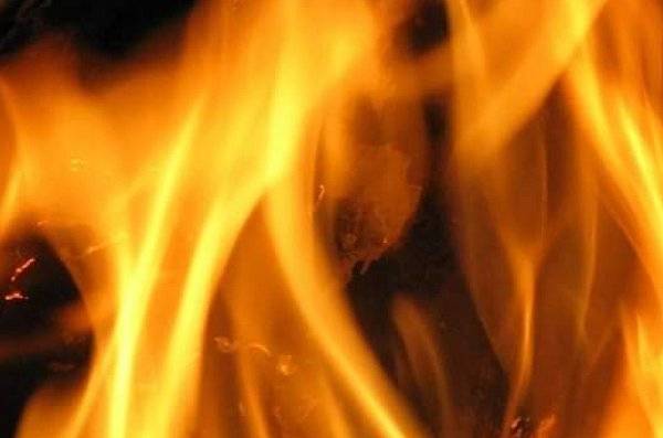 VÝSTRAHA PŘED POŽÁRY
Český hydrometeorologický ústav vydal dne 7. 7. 2023 výstrahu č. 000210 před nebezpečím vzniku požárů na území Středočeského kraje, platnou od 7. 7. 2023 12:00 hodin do odvolání!
V souvislosti s ustanovením Čl. 1 odst. a) Nařízení Středočeského kraje č. 3/2020 ze dne 20. 4. 2020 o stanovení podmínek k zabezpečení požární ochrany v době zvýšeného nebezpečí vzniku požáru (dále jen "Nařízení") vstupují v účinnost stanovená opatření a zákazy vyplývající z Nařízení.
V souladu s Nařízením je proto na území celého krajeZ A K Á Z Á N O:- používání zábavní pyrotechniky,- vypouštění „lampionů štěstí“,- používání vody ze zdroje pro hašení požárů k jiným účelům, než k hašení,- vjezd motorových vozidel na polní cesty; zákaz neplatí pro vlastníky a uživatele zemědělských pozemků při jejich obhospodařování,- vjezd motorových vozidel na lesní cesty; zákaz neplatí pro vlastníky a uživatele lesních pozemků při jejich obhospodařování a v souvislosti s péčí o zvěř,- zastavení motorových vozidel na místech, kde by se spodní část vozidla mohla dostat do styku s lehce vznětlivými materiály, např. suchou trávou, slámou, strništěm, podrostem, listím, rozlitým palivem apod.mimo uvedená opatření je dále v následujících místech:- lesní porost a jeho okolí do vzdálenosti minimálně 50 m,- souvislý rostlinný porost umožňující další šíření požáru,- zemědělské obdělávané plochy, na nichž jsou pěstovány kultury, které jsou ve stavu možného vznícení, zejména dozrávající obiloviny, a jejich okolí do vzdálenosti 100 m,- stohy sena a slámy a jejich okolí do vzdálenosti 100 mZ A K Á Z Á N O:- rozdělávání nebo udržování otevřeného ohně (např. pálení klestu a kůry, spalování hořlavých látek na volném prostranství),- kouření (s výjimkou elektronických cigaret),- jízda parní lokomotivy,- povolování výjimek vlastníky lesů z ustanovení lesního zákona.
Porušení povinností stanovených tímto nařízením lze postihnout jako přestupek podle zvláštních právních předpisů!