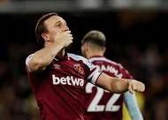 Kapitán West Hamu Mark Noble slaví gól do sítě Watfordu.
