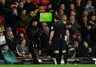 Dejá vu? Sudí England jen o pár minut později znovu u monitoru. Tentokrát zkoumal možnou penaltu pro West Ham.