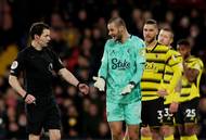 Podívejte se na další fotky z utkání Watford - West Ham. Daniel Bachmann marně přesvědčuje rozhodčího, že v penaltovém souboji nefauloval.