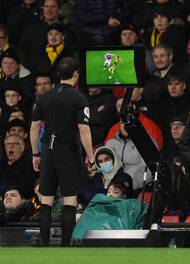 Rozhodčí Darren England se totiž šel podívat na video a odhalil předchozí faul právě Tomáše Součka.