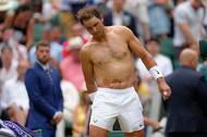 To by ale nebyl Rafael Nadal, jakého obdivuje celý sportovní svět. Nezlomný bojovník si nechal sval zatejpovat, pomohl si prášky proti bolesti a vrhnul se střemhlav zpět do čtvrtfinálové bítvy.