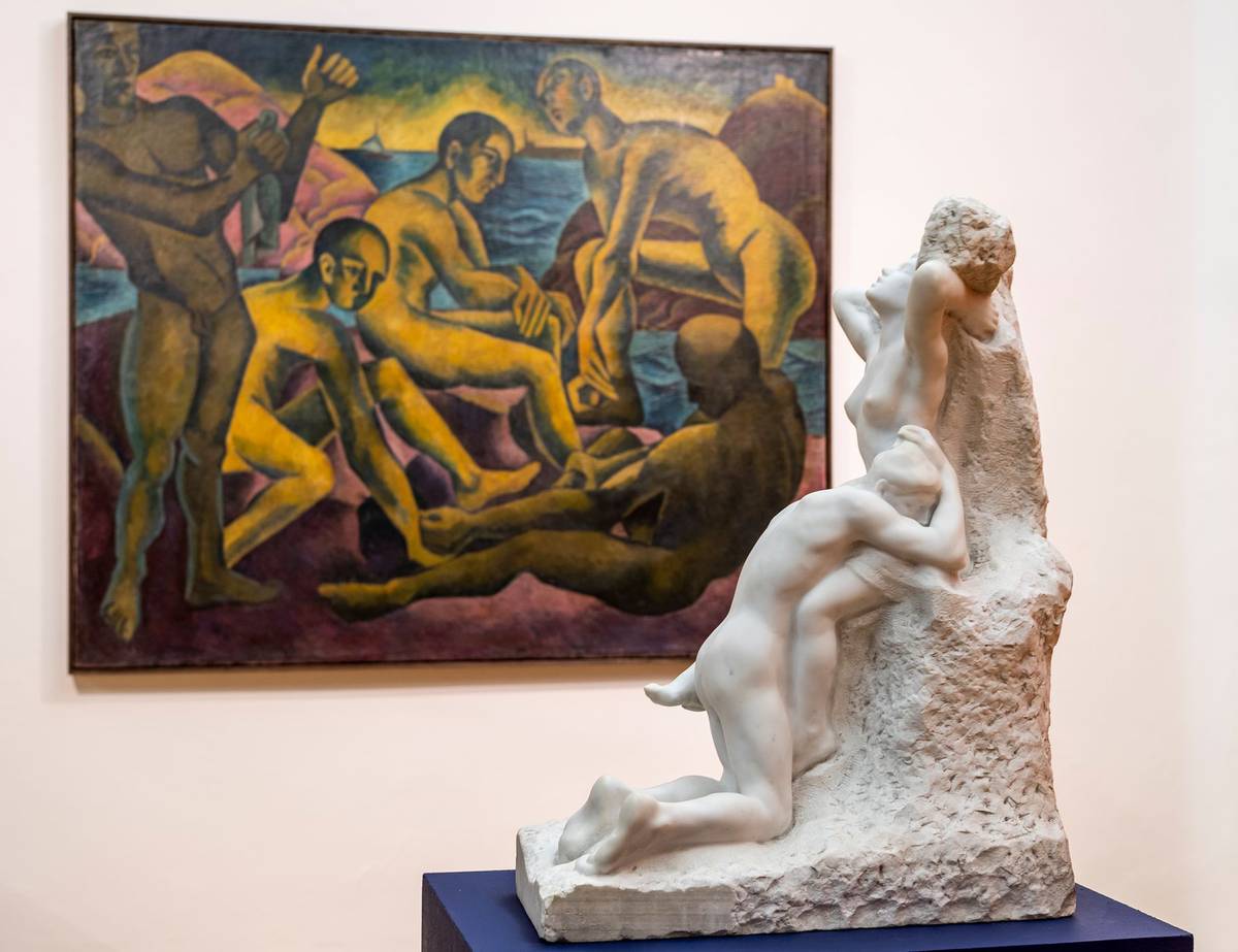 Na snímku z výstavy Nazí – Přirozeně je vpředu socha Jarní vzdechy, jejímž autorem je Bohumil Kafka, vzadu obraz Koupání mužů od Bohumila Kubišty.