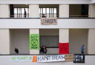 Na umělecký zásah ve vstupní hale naváže dnešní komentovaná prohlídka a třídenní konference, která bude hostit architekty, teoretiky výtvarného umění, pedagogy nebo sociology.