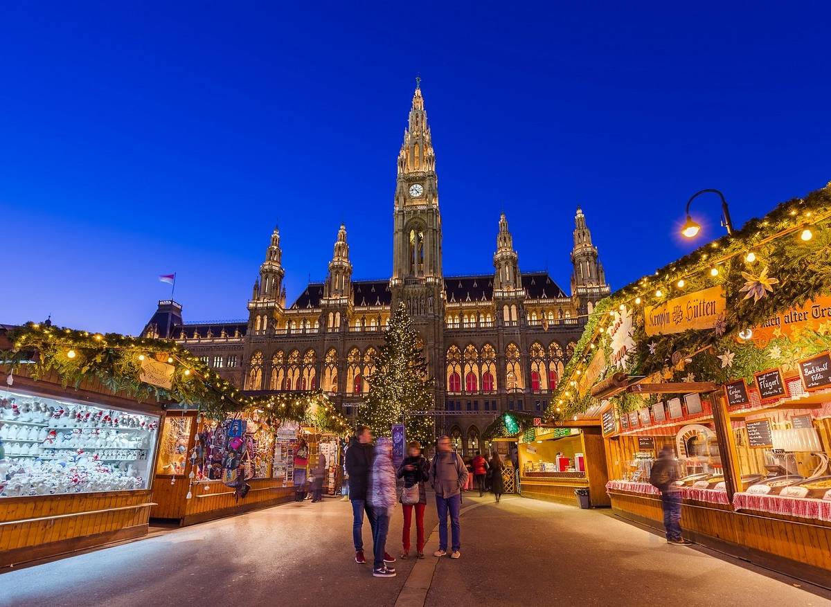 1/ V sobotu 16.12.2023 pořádá obecní úřad Rybníček autobusový zájezd do adventní Vídně
 s průvodcem.
Odjezd z Rybníčka bude v 8:00 hodin, z Vídně zpět budeme vyjíždět v 19:00 hodin.
Na programu bude prohlídka vánočně vyzdobeného historického centra a návštěva opulentních adventních trhů.
Cena zájezdu činí 350 Kč na osobu a splatná bude při přihlášení účastníků v kanceláři obecního úřadu Rybníček. Přihlášky budeme přijímat do pondělí 11.12.2023 nebo do obsazení volných míst v autobuse. 
 
2/ Kontejner na objemný odpad pro potřeby občanů je přistaven u obchodu. Je zakázáno do něj vkládat elektrozařízení, pneumatiky a takové odpady, které je možné vytřídit do kontejnerů na tříděný odpad.