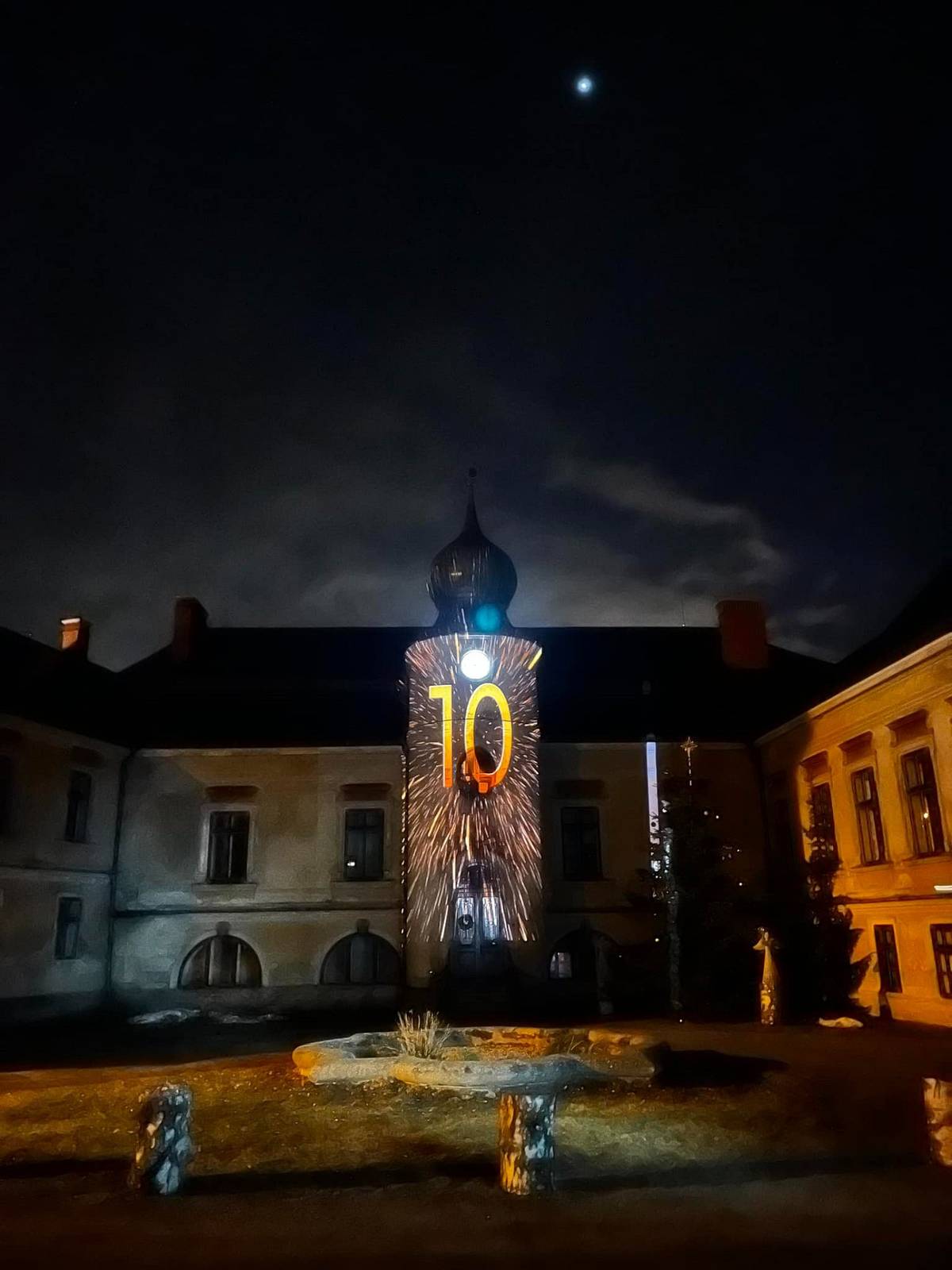 Vážení občané, zítřejší videomapping na zámku bude od 17:20 živě vysílán na našem YouTube kanálu, přenos najdete zde: https://youtube.com/live/1hKREB5lA2s