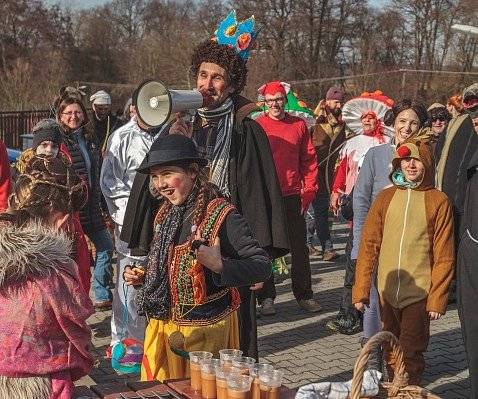 Zveme vás na 13. HALOUNSKÝ MASOPUST
Průvod v maskách s živou hudbou
13:00 sraz v ulici K Vodárně 55, Halouny.
Zastávky u domácností a požehnání úrody tancem.
Půjdeme ulicemi: 
K Vodárně – Pod Statkem – Hlavní – Větrná – Krátká – Na Pišťák – Trnitá – Prašná – Hlavní – K Potoku – K Vodárně.
Konec průvodu bude v halounské hospůdce U Zrzavého paviána.
Tancovačka s kapelou Trombenik
17:00 Hospoda U Zrzavého Paviána.
Tanec, soutěže a chutné výhry.
Dobroty od halounských hospodyněk.
DJ Honza + další DJ's
20:30 Tanec, světla a uvidíme, co se stane dále.
Těšíme se na viděnou.

Halounský masopust pořádá Živý spolek s podporou obce Svinaře.