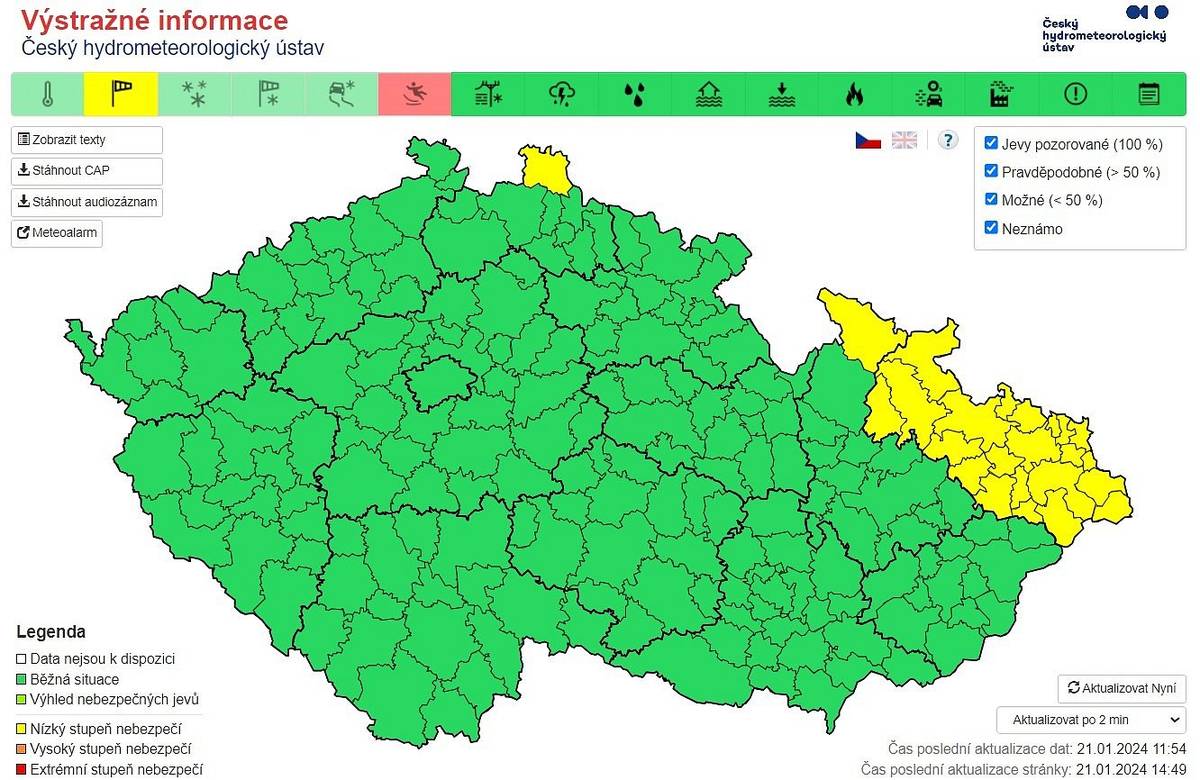 Meteorologové varují před pondělním silným větrem a ledovkou. V Ostravě, stejně jako na celém území severní Moravy a Slezska, bude v pondělí 22. ledna během dne foukat silný vítr - místy s nárazy 70 km/h. Uvedli to pracovníci Českého hydrometeorologického ústavu v neděli odpoledne na sociální síti X (dříve Twitter).
V Moravskoslezském kraji v pondělí odpoledne a večer očekávají také mrznoucí déšť s tvorbou ledovky (území Čech a jižní a střední Moravy potrápí již dříve). V průběhu večera a noci na úterý 23. ledna by měly srážky od západu slábnout.
Předpokládané pondělní srážkové úhrny mrznoucího deště v Česku se budou podle meteorologů pohybovat většinou do 5 mm, nejvyšší hodnoty očekávají ve východních částech Pardubického kraje, kde může napadnout až 10 mm s tvorbou i velmi silné ledovky. S ohledem na mimořádnost situace lze podle nich očekávat komplikace v dopravě a energetice. Více na https://chmi.cz/files/portal/docs/meteo/om/vystrahy/index.html.