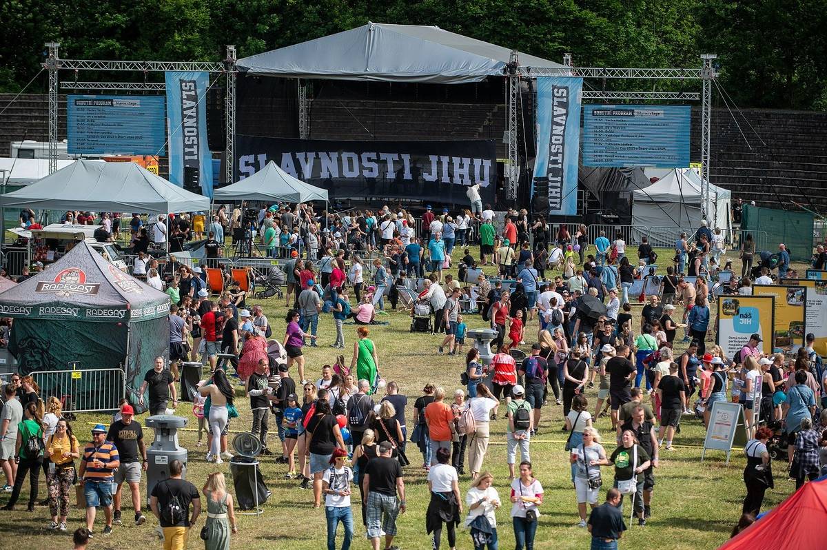 Až tisíc korun mohou Jižané získat díky systému Corrency, který umožní dětem více volno­časových aktivit. A nejen to! Zároveň se do systému Corrency mohou registrovat lidé starší 16 let s trvalým bydlištěm na Jihu. Mezi prvních 5 tisíc zá­jemců radnice rozdělí jeden milion korun, a to na vstu­penky z nabídky Kulturního zařízení Ostrava-Jih.
Týká se to například festivalu Slavnosti Jihu, který se 𝟭𝟱. 𝗮 𝟭𝟲. 𝗰̌𝗲𝗿𝘃𝗻𝗮 uskuteční v areálu bývalého fotbalového hřiště NH Ostrava na ulici Svazácká a desítek dalších akcí z pestré nabídky Kultura Jih - více zde: https://ovajih.ostrava.cz/cs/o-jihu/aktualne/az-tisic-korun-pro-jizany/