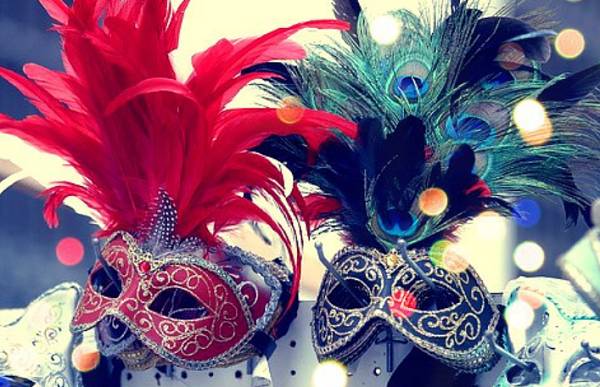 Vážení sousedé,
v sobotu 17. února pořádá městys Karlštejn první Karlštejnský masopust. Pokud byste měli chuť se připojit k masopustnímu průvodu v masce, máme pro Vás dobrou zprávu - stále máme několik volných masek a moc rádi Vám je zapůjčíme - stačí zavolat na telefonní číslo 732 652 823 a domluvit se na zkoušce masek a jejich zápůjčce.
Sraz masek v sobotu 17. února ve 12.30 u karlštejnské radnice
Těšíme se na Vás
městys Karlštejn