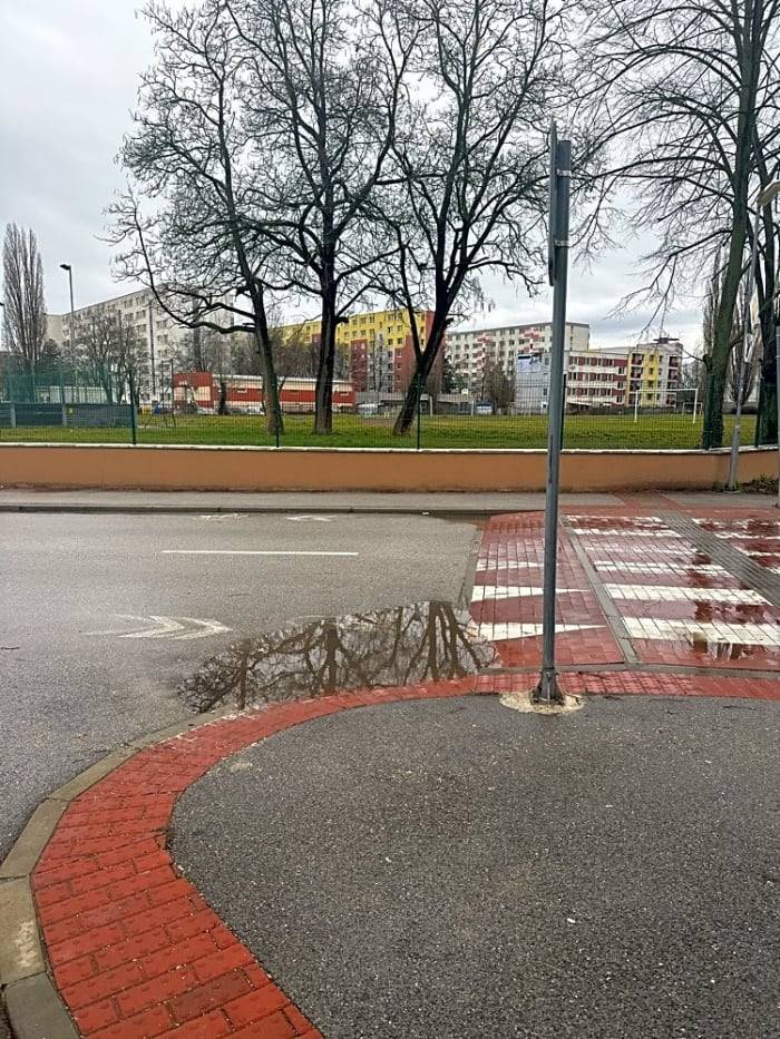 Dobrý deň, ďakujeme za príspevok. Uličná vpusť bola prečistená v rámci možností. Z dôvodu, že bola dodatočne urobená len ako vsakovačka, ktorá je už viac menej nefunkčná, budeme musieť riešiť jej funkčnosť stavebnou úpravou, aby nedochádzalo k zaplavovaniu tejto časti cesty.