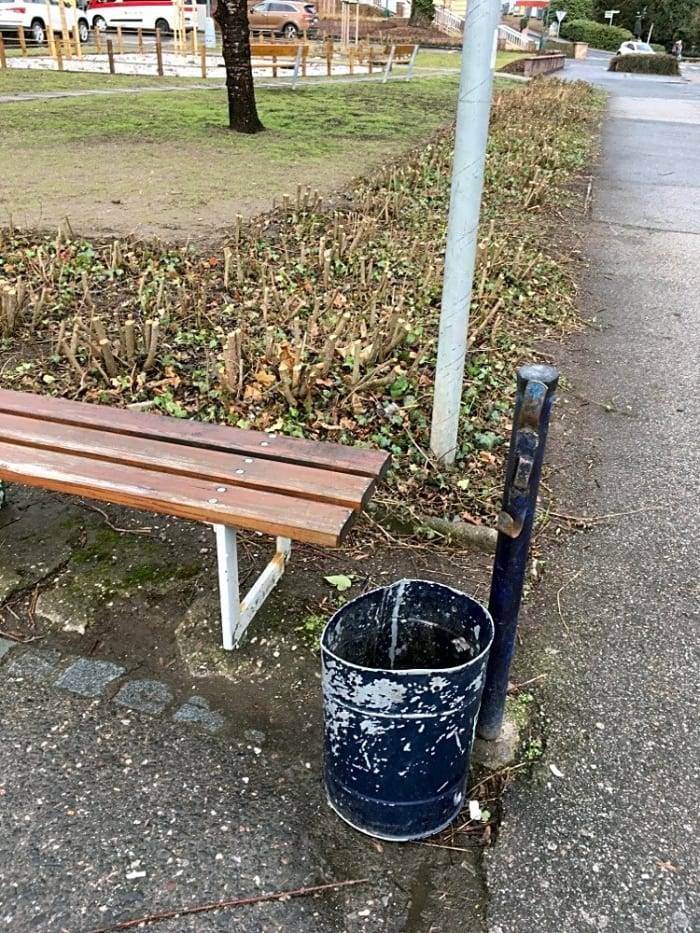 Opravy i případné výměny poškozeného městského mobiliáře se řeší průběžně. Děkujeme za upozornění.