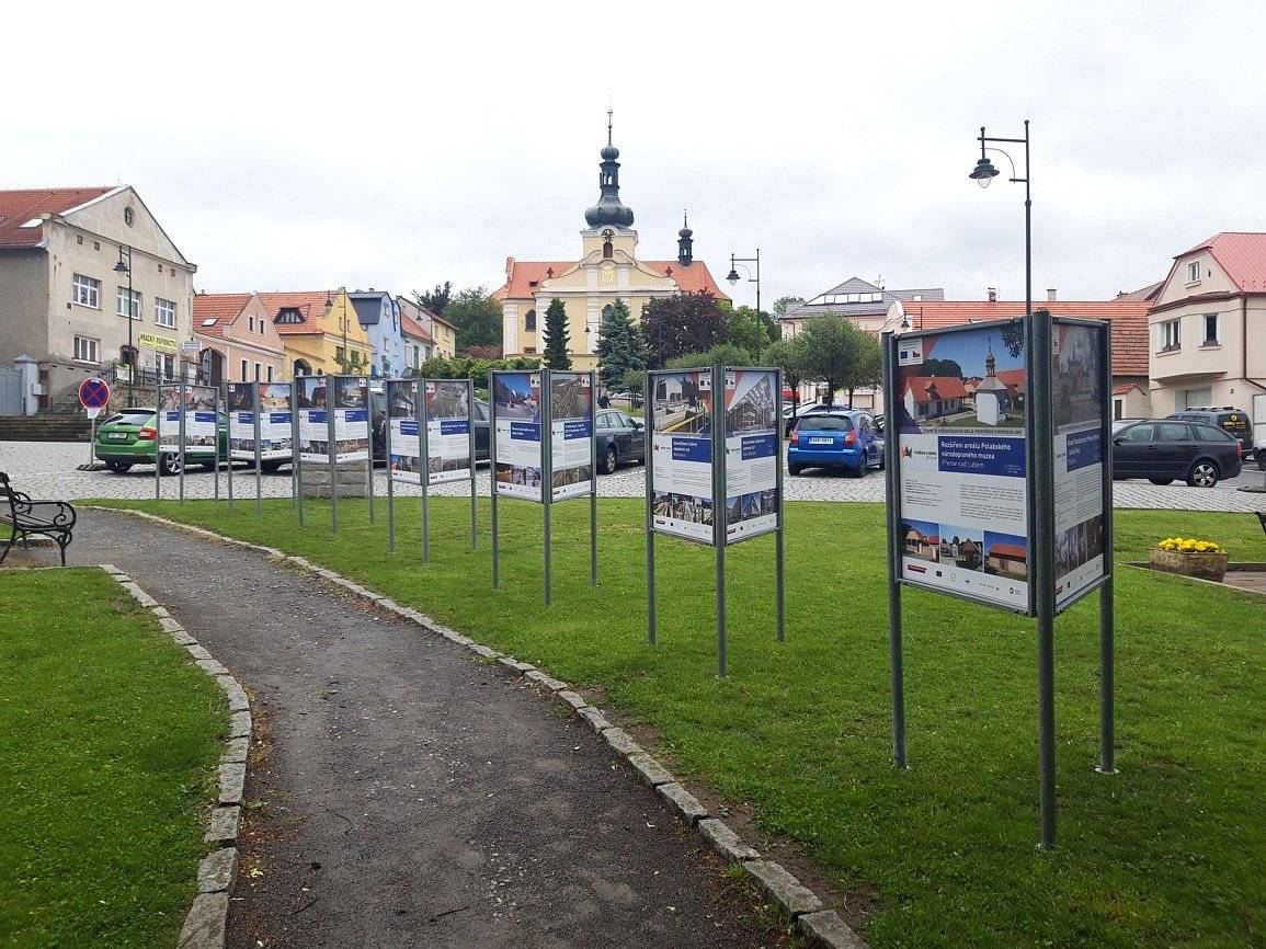 Víte, co bylo postaveno nebo zrekonstruováno ve středočeských městech díky podpoře z Evropské unie? 
Na náměstí můžete zhlédnout panelovou výstavu, která vznikla ku příležitosti výročí 20 let v Evropské unii. 
Schválně - najdete na ní i Mnichovice?
Výstava je putovní a k vidění byla již např. v Kutné Hoře, Kolíně, v Dobrovici nebo na Krajském úřadě Středočeského kraje v Praze. Expozice vznikla v rámci projektu Má vlast cestami proměn, na kterém spolupracoval i Středočeský kraj. Partnerem výstavy je Evropská komise v ČR.