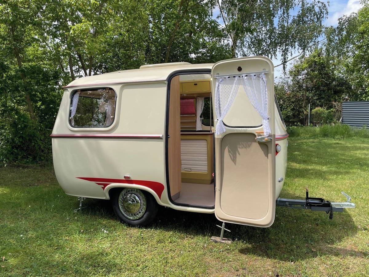 Karosa W4 Dingo je dílem designéra Otakara Diblíka, dodnes jde o nadčasový a vizuálně přitažlivý obytný přívěs.
