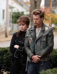 Jodie Comerová jako Kathy a Austin Butler v roli Bennyho.