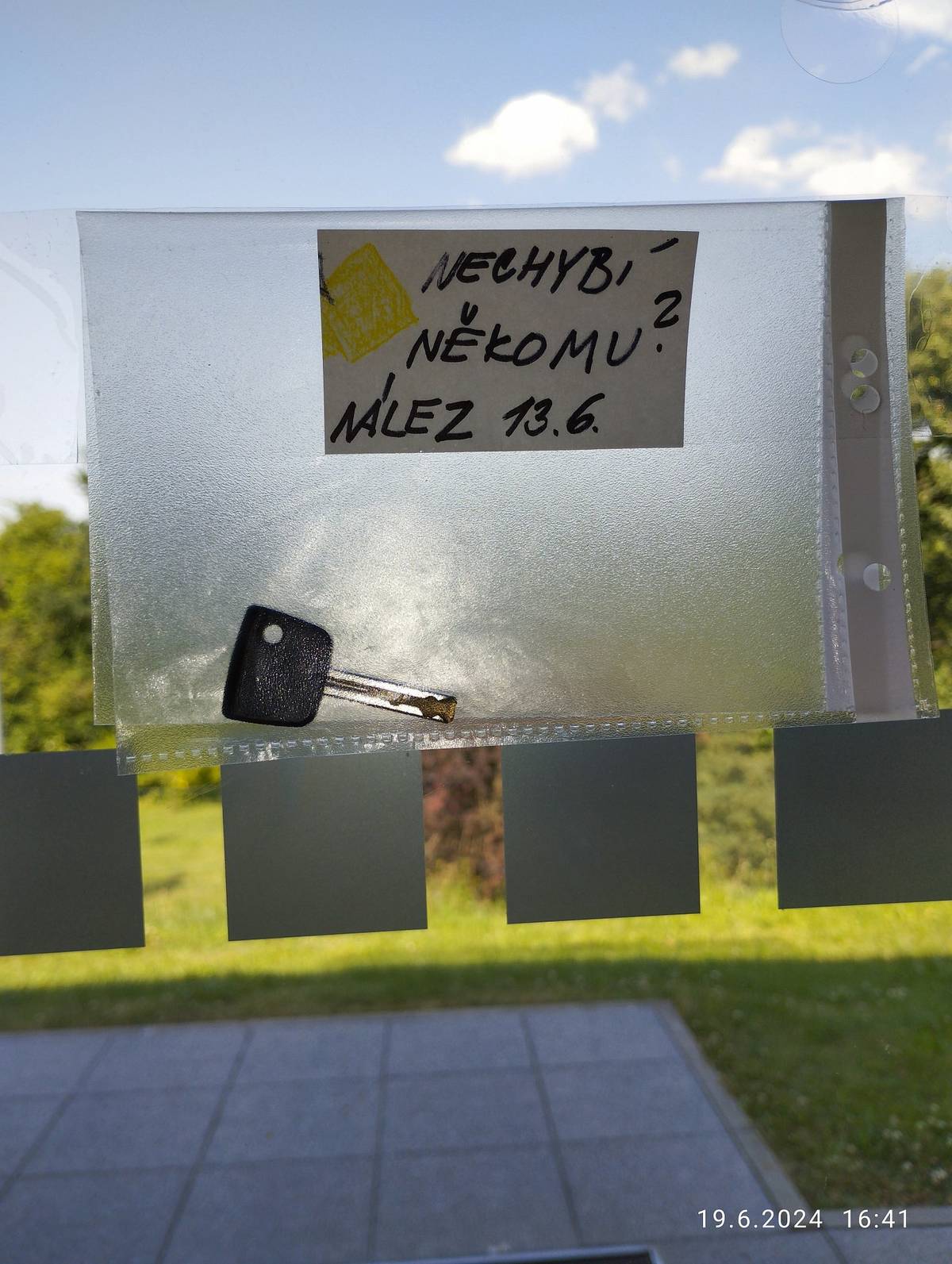 Dobrý den,
13.6.2024 byly do naší školky doručeny nalezené klíče - viz přiložené foto. Majitel se může přihlásit v mateřské školce.