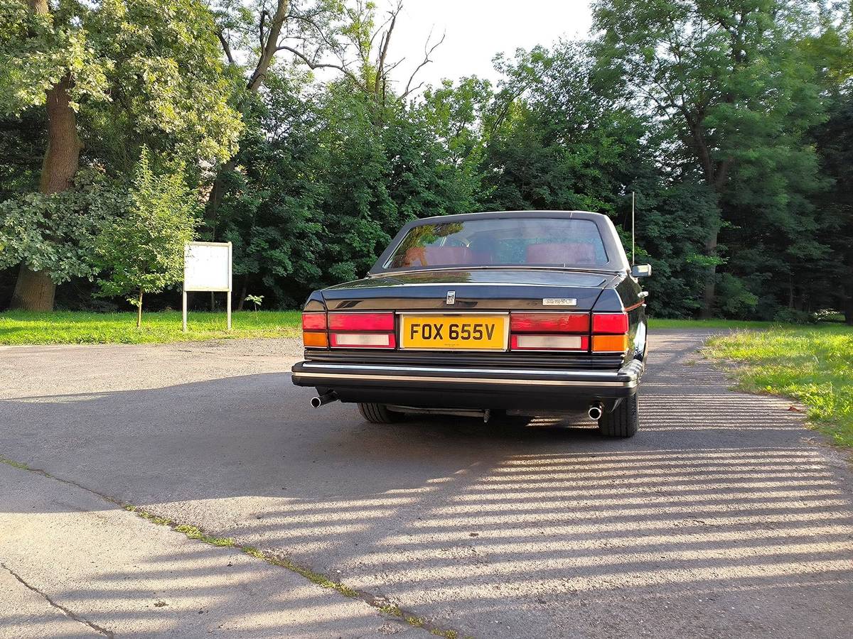 Velkoplošná světla a hranatá karoserie. Do 80. let vstoupil Rolls-Royce poměrně radikálně.