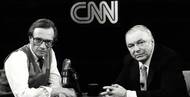 V červnu 1985 začala na americké televizní stanici Kingova talkshow Larry King Live. Díky svému nekonfrontačnímu přístupu a jednoduchým otázkám s otevřeným koncem se stal oblíbeným moderátorem osobností ze všech sfér veřejného života. Na snímku s Frankem Sinatrou v roce 1988.