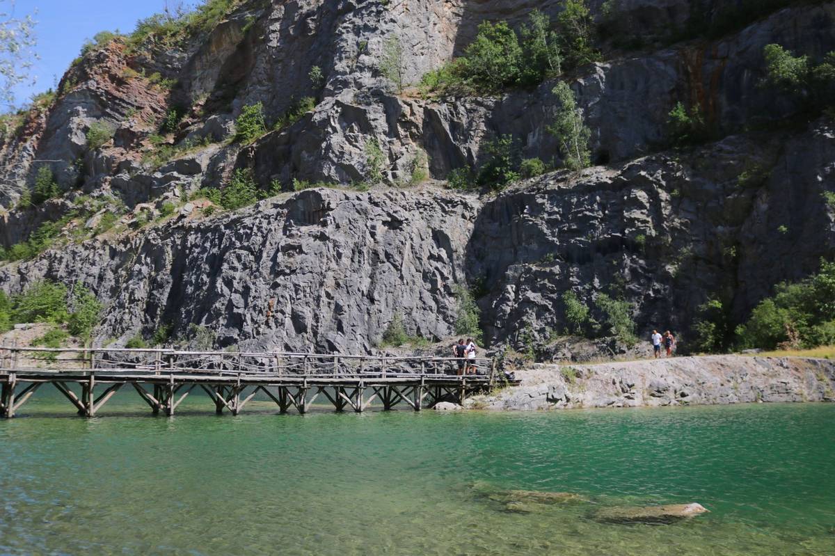 Žijí tu raci a hejna ryb.