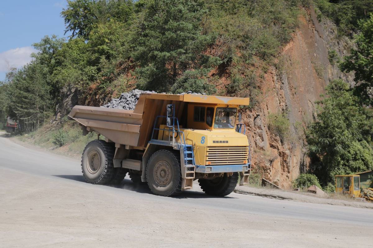 V lomu Mořina uvidíte hlavně pracovní stroje, které hodně vydrží. Takže nákladní Kamazy...
