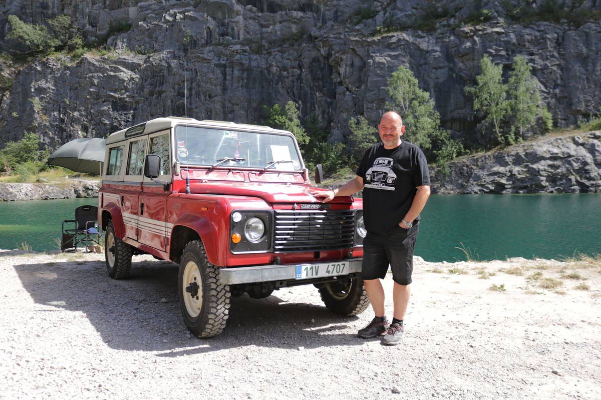 Jindřich Uhlář a jeho první generace Land Roveru Defender.