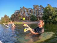 Vítek trénuje nejen pádlování, ale také další dovednosti, jako je třeba žonglování. Smysl pro koordinaci je pro stabilitu na surfu zásadní.