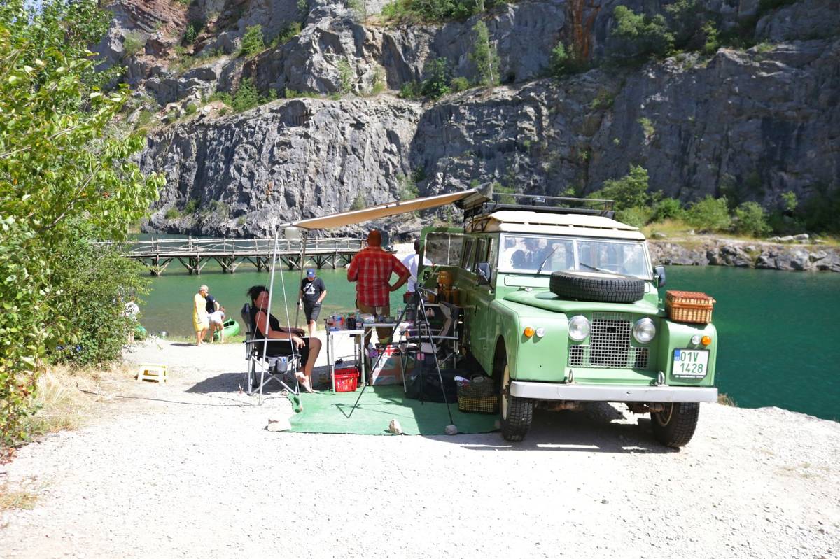 S Land Roverem jde pohodlně kempovat.