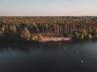 Po fotce při západu slunce se pádluje zpět na břeh.