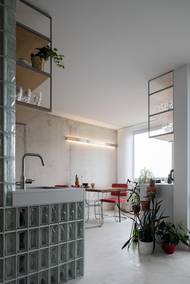 Dnes byt působí mnohem vzdušněji a moderně. Původní linoleum architekti nahradili neutrální šedou podlahovou stěrkou.