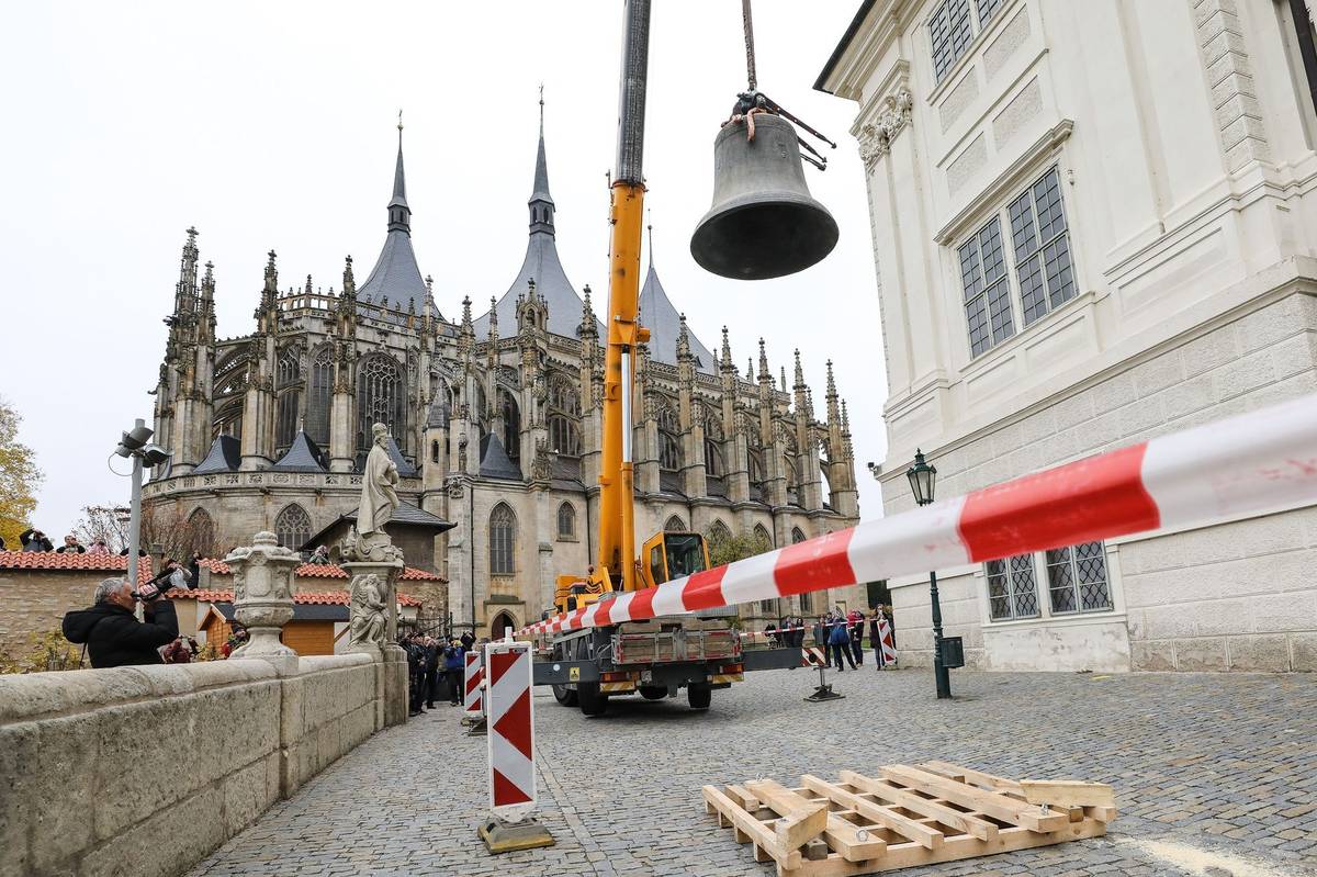 Dole už měl připravenou sedačku z palet.