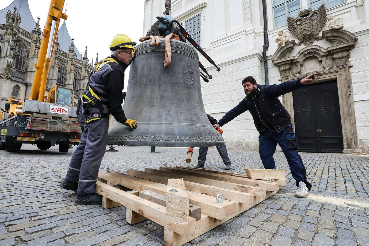 Přičemž byla nutná dokonalá souhra s jeřábníkem...
