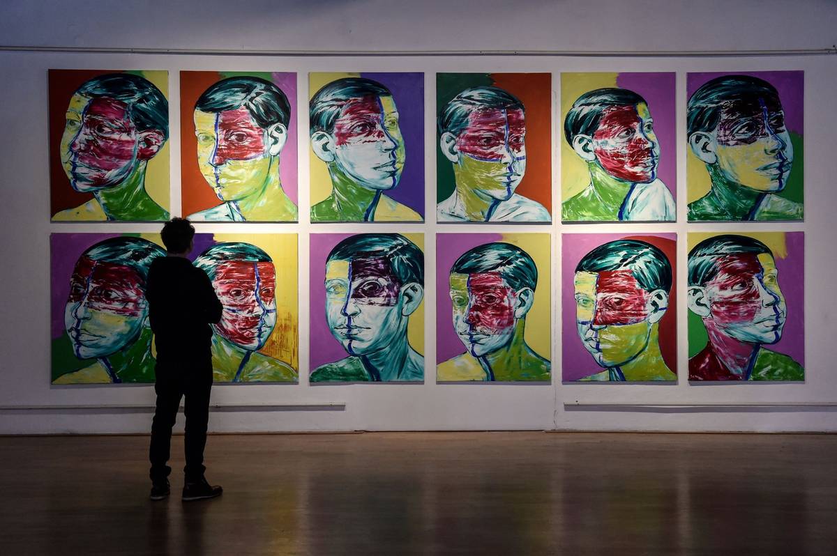 Na snímku z výstavy děl Lubomíra Typlta v Galerii Slováckého muzea je soubor obrazů Jsem krácen, dělen a věčně v minusu.