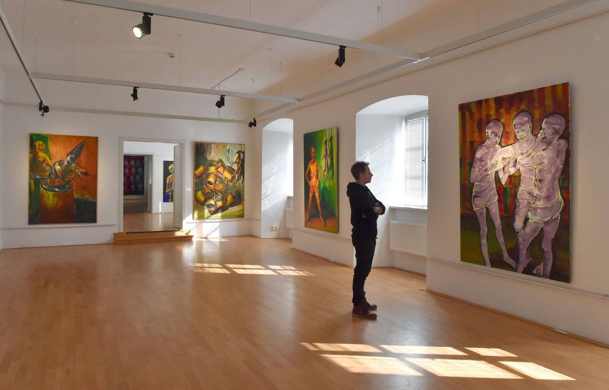 Výstava děl Lubomíra Typlta v Uherském Hradišti potrvá do 5. června.