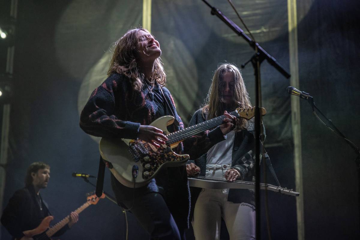 Vlevo je Rebecca Lovellová, vpravo Megan Lovellová.