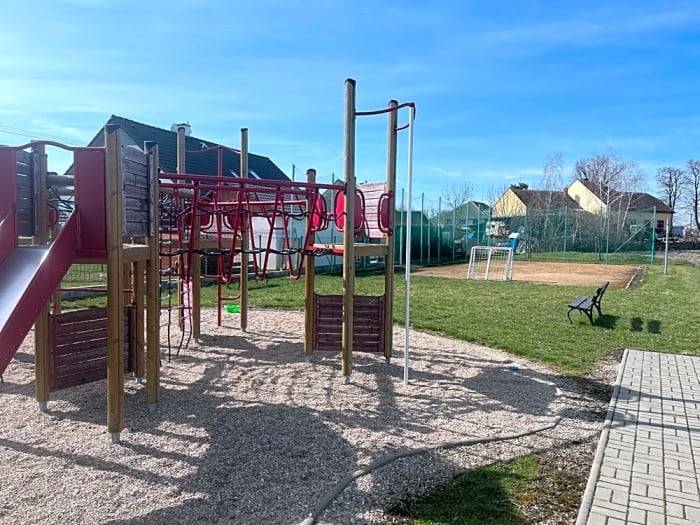 Dobrý den, o umístění odpadkového koše jednáme s  TS Chrudim.
Odpadkový koš budeme umisťovat u vstupu, v místě provozního řádu.
Jediné místo pro dětské hřiště ve Vlčnově je stávající plocha. Ostatní pozemky nejsou ve vlastnictví Města Chrudim.
Každý herní prvek má svoji ochranou bezpečnostní zónu, která se nesmí překrývat.
Prověříme, zda nám bezpečnostní zóny dovolí umístit na toto hřiště ještě další herní prvky a s jakou plochou je možné počítat.
Poté bude řešení předloženo Osadnímu výboru ve Vlčnově k dalšímu řešení.