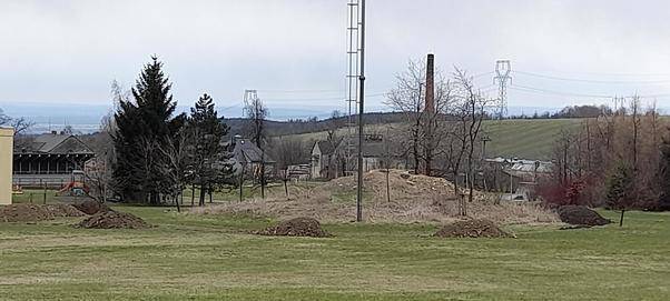 Vážení spoluobčané,
velmi si vážím nabídky pomoci s úklidem obce spolku VALEN, jehož členové nejen, že pochopili můj předchozí článek PLÁNY NA JARO (celý článek je na webu obce v aktualitách i na fb stránkách Obec Horní Město), kde jsem detailně psal o možnostech naší obce a jejich zaměstnanců, co se týče jarního úklidu po zimě, ale rovnou se domluvili na úklidu pro obec.
Při té příležitosti si tímto dovoluji požádat, zejména rodiče našich malých cyklistů, o účast na úpravě nově vznikající BIKROSOVÉ TRATI kolem bývalé vodárny za Mateřskou školou v Horním Městě, taktéž tuto neděli 9. dubna 2023 v dopoledních hodinách.
Důvod, proč jsem se rozhodl tuto trať zřídit, byl zejména v ochraně bezpečí našich dětí, které na kolech brázdí naši vesnici po místních komunikacích skrze křižovatky a ke skokům využívají kořeny stromů, obrubníky apod., s tím, že doskakují na pozemní komunikace, včetně té hlavní, kde jim hrozí vážná zranění při možném střetu s ostatními účastníky provozu na pozemní komunikaci.

Každý, kdo přijde je vítán.
Já se svojí rodinou se této akce určitě zúčastním a věřím, že se nás v neděli v 9 hodin na Sportovním areálu s potřebným nářadím (hrábě, lopaty, košťata, kolečka) setká více.
Nabídka pomoci z konce března od Svazu tělesně postižených i Zahrádkářského spolku bude v následujících týdnech taktéž využita (nechtěl jsem Vás nechat hrabat zmrzlou zem, nebo sázet květiny do zmrzlé země).
 
Přeji všem krásné SVÁTKY JARA.
 
Bc. Kamil Mach
starosta obce