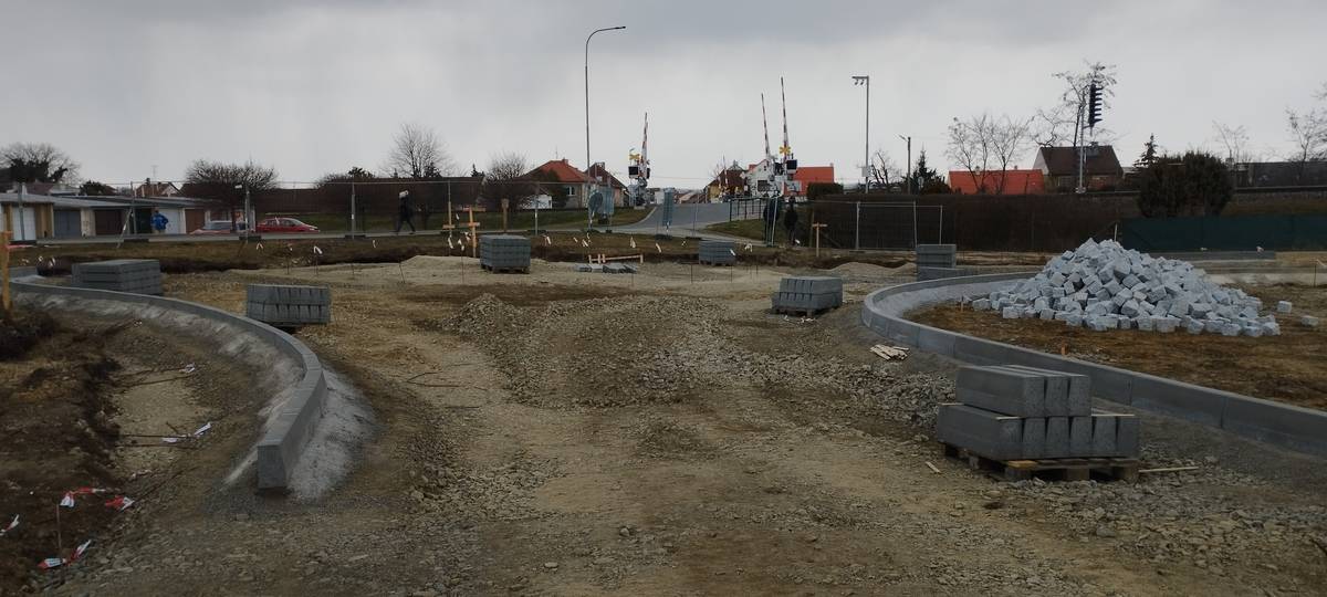 Město prosí Veselany o trpělivost! Od 11. dubna nás čeká uzavření části komunikace v lokalitě Hutník u železničního přejezdu. Dochází zde k výstavbě okružní křižovatky.
 
V současné chvíli probíhají ve Veselí nad Moravou stavební práce na poslední etapě velkého investičního projektu s názvem RD Hutník. Cílem III. etapy je vybudování okružní křižovatky v této lokalitě.
Chtěli bychom upozornit všechny občany, že vzhledem k dokončení probíhajících stavebních prací bude od 11. dubna část komunikace uzavřena, a to na dobu asi šesti týdnů. Uzavírkou dojde ke znemožnění průjezdu vozidel ze sídliště Hutník přes železniční přejezd (železniční trať Veselí nad Moravou – Velká nad Veličkou) do ulice Na Drahách.